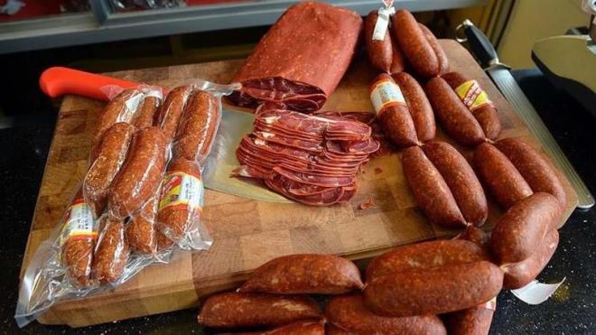 nk bu besinler yksek ya, tuz ve katk maddeleri olan nitrit ve nitratlar iermektedir, ayrca piirilirken kanserojen maddeler olumaktadr. Dnya apnda her yl 34 bin kanser kaynakl lmn sucuk, pastrma gibi ilenmi et rnlerinden kaynakland bildirilmektedir.