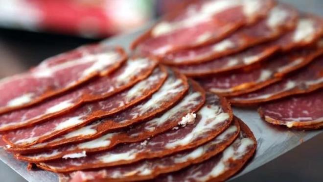 SUCUK VE PASTIRMA SALIKLI BESLENMEDE YOK Sucuk ve pastrma gibi geleneksel et rnleri de fermente besinler arasnda olsa da salkl beslenme plan ierisinde yer almaz.