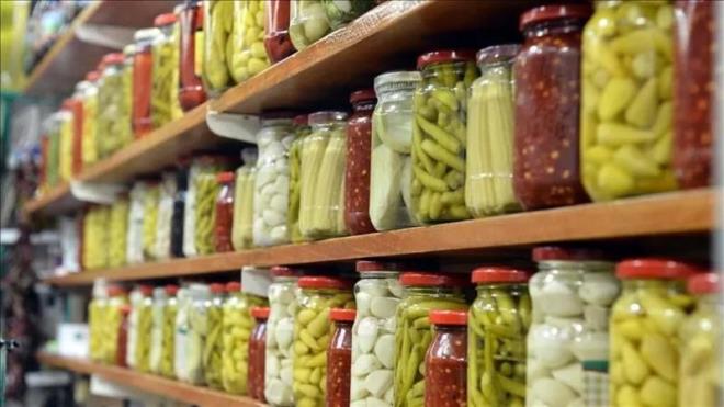 TURU BAIIKLIK DOSTUDUR Turu yapmnda sarmsak, maydanoz, taze nane, dereotu, zencefil, defne yapraklar da tatlandrc olarak sklkla kullanlr. Turulardan elde edilen laktik asit bakterileri hastalklardan koruyucu potansiyel etkiye sahiptir.      Turu sindirimi iyiletirmekte, bakl glendirmekte, gastrointestinal enfeksiyonlardan ve inflamatuar barsak hastalklarndan koruma salar. Ayrca kolorektal kanser riskini azaltt, kan kolesterol dzeyini drd ve antibiyotik kaynakl ishalin tedavisinde etkili olduu almalarda ortaya konmutur.