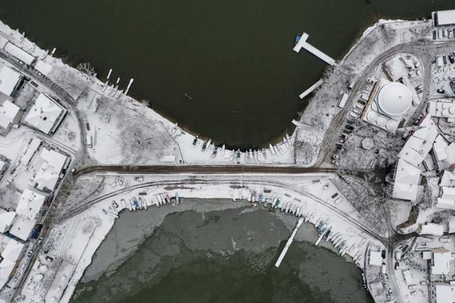 Avrupa'nn en gzel kasabalar arasnda gsterilen ve "Kk Venedik" olarak nitelendirilen Uluabat Gl kysndaki Glyaz Mahallesi, kar yayla brnd farkl gzellikleriyle ziyaretilerini arlyor.