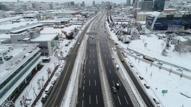 Gnn aydnlanmasyla beraber yollardaki manzara gn yzne kt. te terk edilen aralarn havadan grntleri...