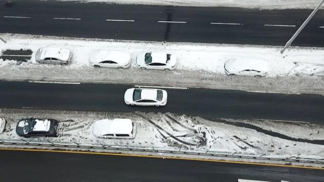 Kar ya ve buzlanma trafik kazalarna da neden oldu. Esenyurt Kra Mahallesi'nde kar yann ardndan blgede grev yapan kar kreme arac, srcsnn kayganlaan yolda direksiyon hakimiyetini kaybetmesi sonucu 5 araca arparak durabildi.