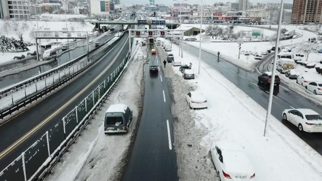 Kent genelinde ara sokaklar ve kaldrmlardaki buzlanma nedeniyle vatandalar yrmekte zorland. Otobs seferlerinin iptal olmas nedeniyle toplu tama aralarna ulaamayanlar uzun sre yrmek zorunda kald.