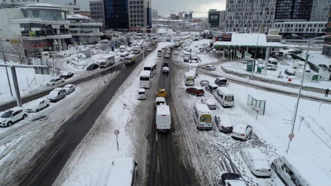 Vatandalarn kar ya nedeniyle daha fazla ilerleyemeyerek yol kenarlarna park etmek zorunda kald aralar da sahiplerince bulunduklar yerlerden alnmaya baland.
