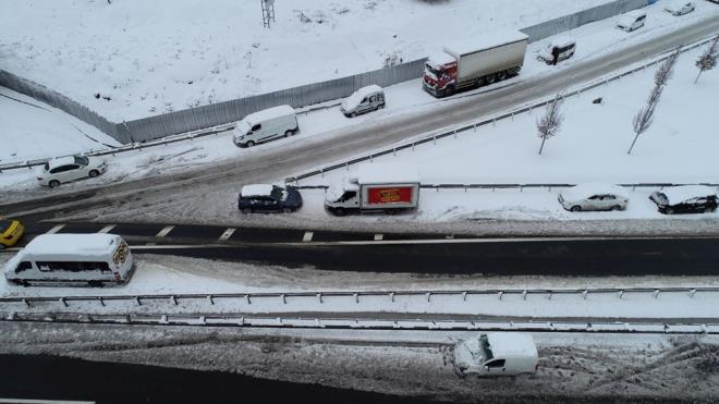 Youn kar ya nedeniyle yolda mahsur kalan src brahim ahin, "Beylikdznden Esenyurt?a kadar yrdm. Arabay karmak iin temizliyoruz. Herhalde 1 ka saate kar. Yandaki aralar karsa biz de kabiliriz" dedi.