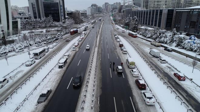 Kar ya nedeniyle dn Basnekspres yolu da kar altnda kald. ok sayda src aralarn yol kenarna brakp evine yaya gitti.Ispartakule'deki gielerde mahsur kalan TIR'lar i makineleriyle ekildi.