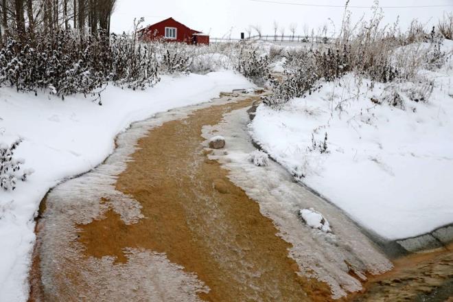 Yine sfrn altnda olmak zere scaklk, Sivas'n Altnyayla ilesinde 24,7, Kangal ilesinde 24,5, Kayseri'nin Tomarza ilesinde 24,4, Aksaray'n Glaa ilesinde 24,1, Kayseri'nin Sarz ilesinde 23, Sivas'n arkla ilesinde 22,5 ve Yozgat'n Boazlayan ilesinde ise 22,3 derece lld.