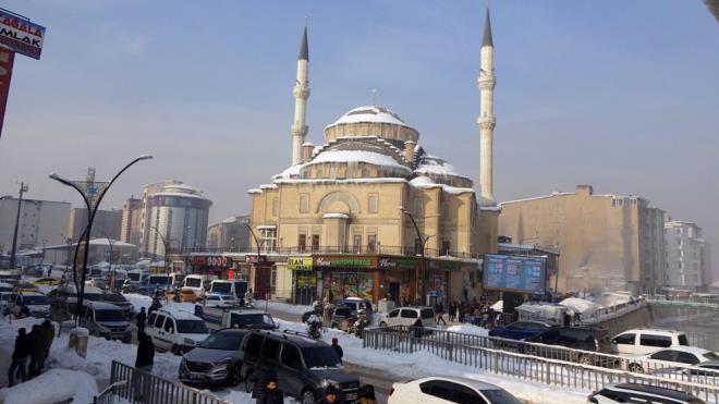 HAVA VE KARAYOLU ULAIMINDA AKSAKLIK YAANIYOR    Hava scaklnn eksi 25 dereceye kadar dt ilede etkili olan sis ve kar ya ise hava ve karayolu ulamn aksatyor.