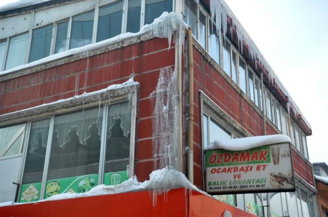 BE METRE BUZ SARKITLARI OLUTU    Derelerin donduu buz sarktlarnn uzunluu be metreyi bulduu ilede, bina sahipleri de buzlar krek yardmyla temizlemeye alyor.