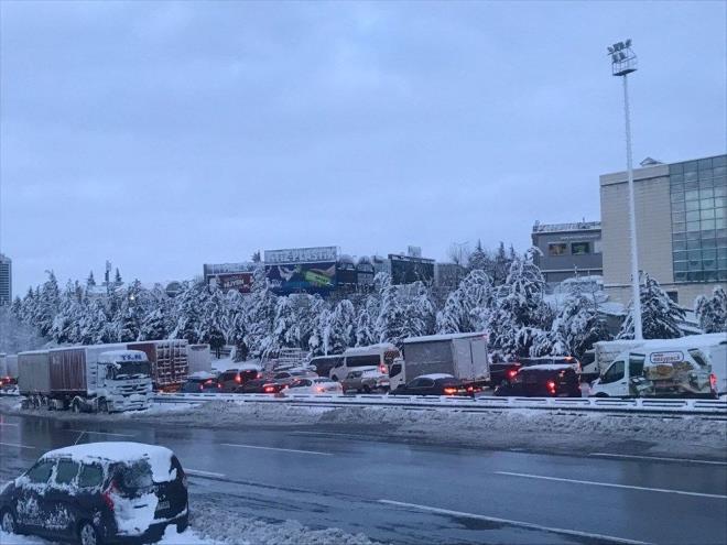 stanbul Valilii kenti etkisi altna alan kar nedeniyle yeni nlemler alndn duyurdu.