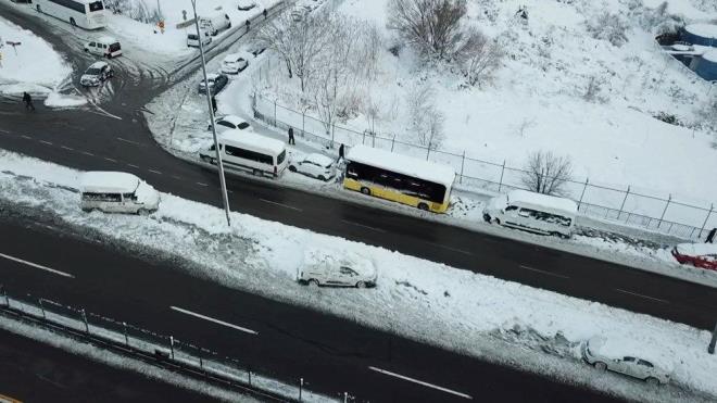Hakimler ve Savclar Kurulu (HSK) da olumsuz hava koullar nedeniyle stanbul'da grev yapan hakim ve Cumhuriyet savclarnn bugn ve yarn idari izinli saylacan bildirdi.