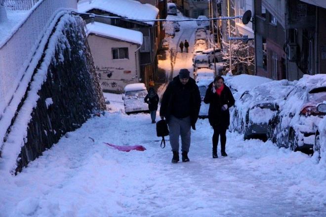 1- Gvenlik, salk ve ulam hizmetleri dnda kamuda grevli memur, ii ve dier personeller 26 Ocak 2022 aramba gn de idari izinli saylacak.