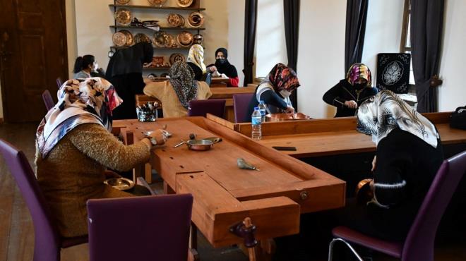 Sivas Kltr A Mzeler Sorumlusu, uzman sanat tarihi Fatih Mehmet Tanrveren yapt aklamada, mzenin bir blmnde, yapnn eitim amal ve cezaevi olarak kullanld dnemlerin heykellerle canlandrldn syledi.