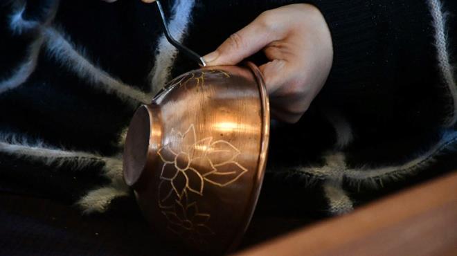 Bakr ilemecilii kursuna balad iin ok mutlu olduunu syleyen kursiyerlerden Sema Bal, "Kursa gelince bakrn kymetinin farkna vardk ve zerine ilediimiz motiflerle ona hayat verdik. Bizim iin altndan daha kymetli. Yaptmz eserleri grnce daha da evkle bu sanat srdryoruz" dedi.