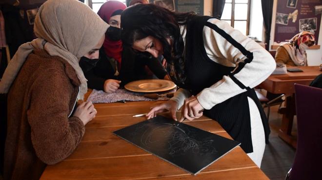 Mzenin yan tarafnda valilik himayesinde zanaatkarlar ars yapldn da aktaran Tanrveren, "Alacak 14 dkkanmzda yine geleneksel yntemlerle bu meslekler icra edilecek. Burada usta rak ilikisiyle zanaatkarlar ve sanatlarn ortaya karmak istiyoruz? diye konutu.