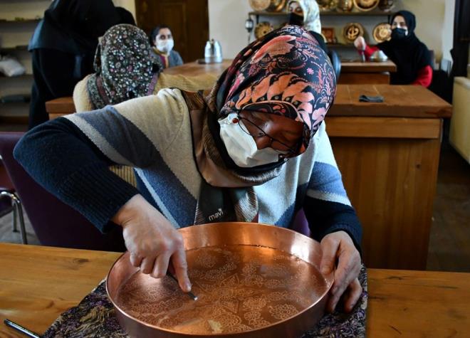 Mzede alan 7 kursla kentin unutulmaya yz tutmu mesleklerinin tekrar yaatlmasnn amalandn belirten Tanrveren, "Hal-kilim, bak, tarak, bakr ilemecilii, balama, gm ile ahap azlk ve kalemlik atlyesi mevcut. Kurslarmz, Halk Eitim Merkezimiz ve Trkiye  Kurumu araclyla ald ve baaryla tamamlayanlara sertifika veriliyor. Hatta ilerletmek isteyenler daha fazla eitim alarak ustalk belgesi de alyor" dedi.