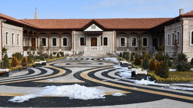 Bu tarihi yapda alan kurslarla en eski meslek gruplarnn temsil edilmesi amalanyor.