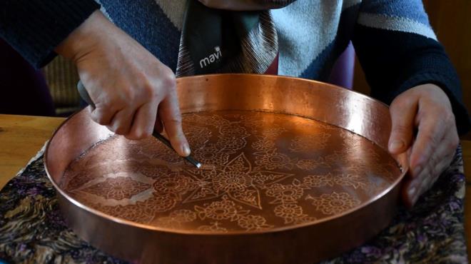 BAKIRA HAYAL GLERYLE HAYAT VERYORLAR    Bakr ilemecilii kursu usta reticisi Mnevver Arslan da unutulmaya yz tutmu meslekleri tekrar gn yzne karmann mutluluunu yaadklarn syleyerek, "Erzincan'dan getirdiimiz bakr tabaklarn ablonlarn kararak zerini burada tamamen kendi hayal gcmzle iliyoruz. Elleri yatkn olan kursiyerlerimiz dardan sipari alp aile btelerine katk salyor" eklinde konutu.