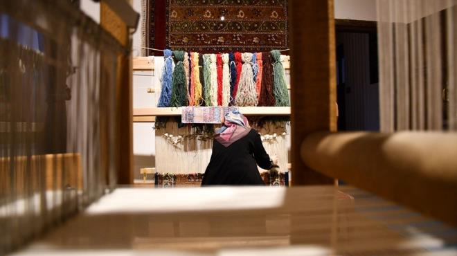 Sivas'ta Vali Reit Akif Paa tarafndan 1902 ylnda ina edilen Hamidiye Sanayi Mektebi'nde ise yetimler bata olmak zere Mslman ve gayrimslim 5 ila 13 yandaki ocuklar, 4 yl yatl olarak eitim aldktan sonra hayata kazandrld.