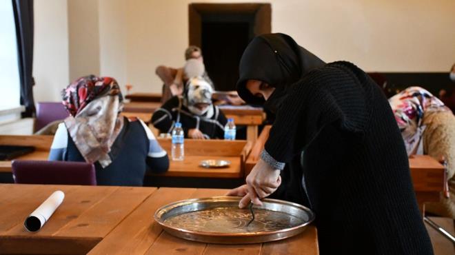 KURSLAR, 2. ABDLHAMD?N YADGARINA SAHP IKIYOR    Tanrveren, yapnn dier ksmnda, 2. Abdlhamid'e vefa iin 58 yl sonra tekrar kurslar alarak eitimlere balandn anlatt.