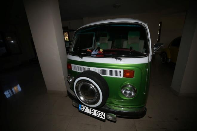 49 yandaki Osman elebi, ocukluktan bu yana minibslere merak duyduunu syledi.    elebi, evinin garajnda 4 klasik Ford transit minibs bulunduunu ifade ederek, yle konutu:    "Bunlarn modelleri 1966 ile 1978 aralnda. ki vosvos aracm var. Bunun birisi T2 olarak bilinen minibsten. Daha nce Ankara'da bakanlklarda brokratlarn kulland Amerikan yapm 1957 model Plymouth marka aracm var.