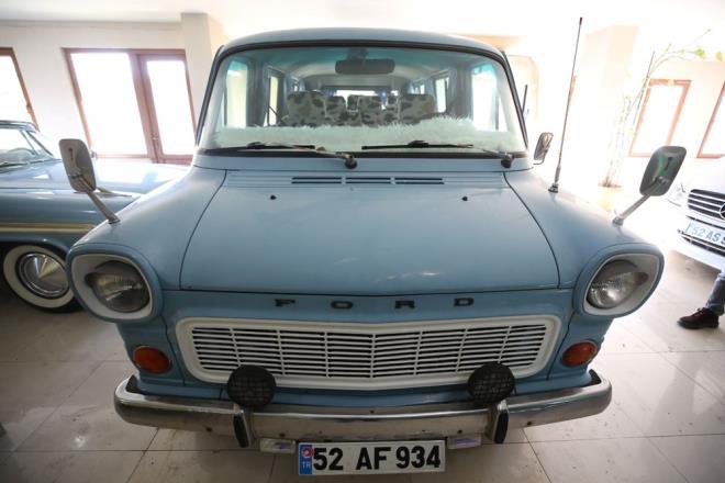 leye bal Kkenli Mahallesi'nde yaayan ve eski model minibslere ilgi duyan elebi, 2000 ylnda ilk klasik aracn ald.    Zamanla ilgisi tutkuya dnen 3 ocuk babas elebi, yaklak 20 senede 10 aralk koleksiyona sahip oldu.