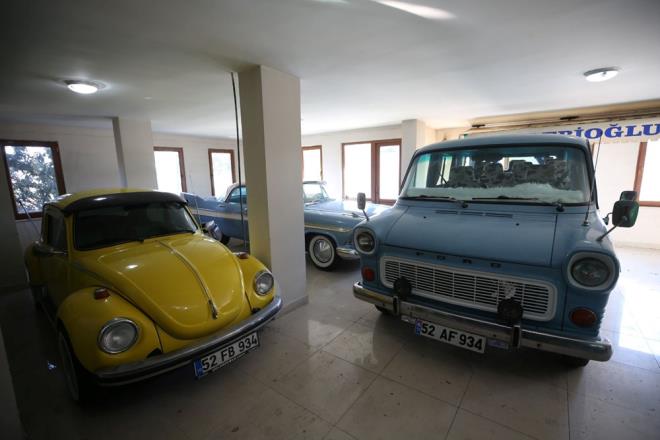 "HEPSNN TRAFE IKMA ZN VAR"    Osman elebi, Plymouth marka arac alabilmek iin 2 yl uratn, sonunda sahibiyle anlaarak bu araca sahip olmay baardn anlatt.    Aralarn periyodik bakmlarnn garajnda dzenli yapldn kaydeden elebi, hepsinin trafie kma izninin bulunduunu aktard.