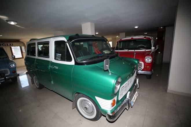 Kimisini satn alan, kimisini ise hurdalklardan toplayp yeni teknolojiyle donatan elebi, evinin garajnda saklad aralaryla zaman zaman trafie de kyor.