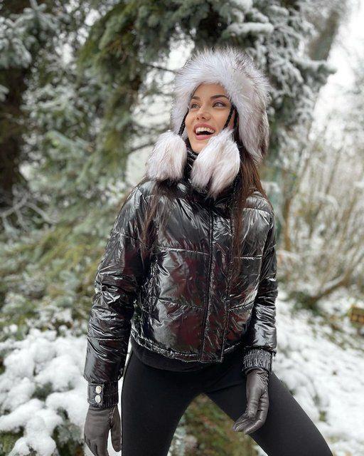 Fahriye Evcen'in kar pozuna 'Aka Hatun' benzetmesi... Instagram'da ti'ye alnd  <br>  Fahriye Evcen, karlar arasnda verdii pozu takipileriyle paylat. Evcen, fotorafna yorum yapan kendisi gibi oyuncu olan ei Burak zivit'e kalp emojisi ile karlk verdi. te yandan Instagram'da Fahriye Evcen'in kar pozu, oynad dizideki Aka Hatun'un krkl kostmlerine benzetildi ve dizide ok konuulan 'uluma' rolyle ti'ye alnd.
