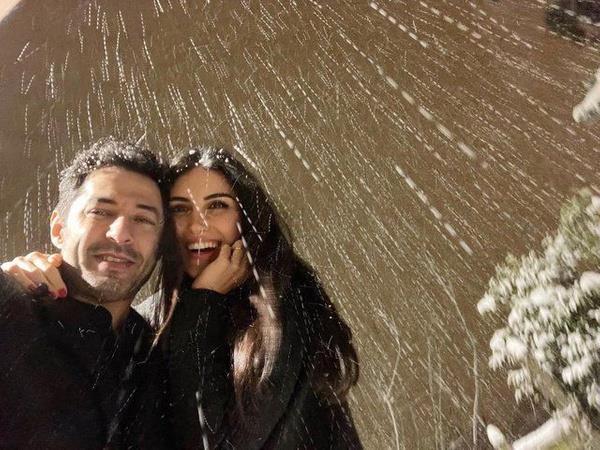 Sosyetik isim dil Frat, oyuncu ei Mert Frat?la birlikte karn tadn karan isimlerdendi. Frat, bu fotoraf, "Yarn sabah okullar tatil olacakmasna..." notuyla paylat.