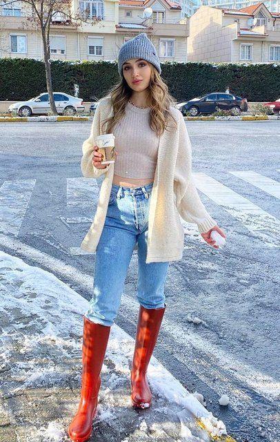 Oyuncu Gke Akyldz da elinde kahvesiyle ekilen bu karesini sosyal medya hesabndan "Mahallecilik." notuyla paylat.