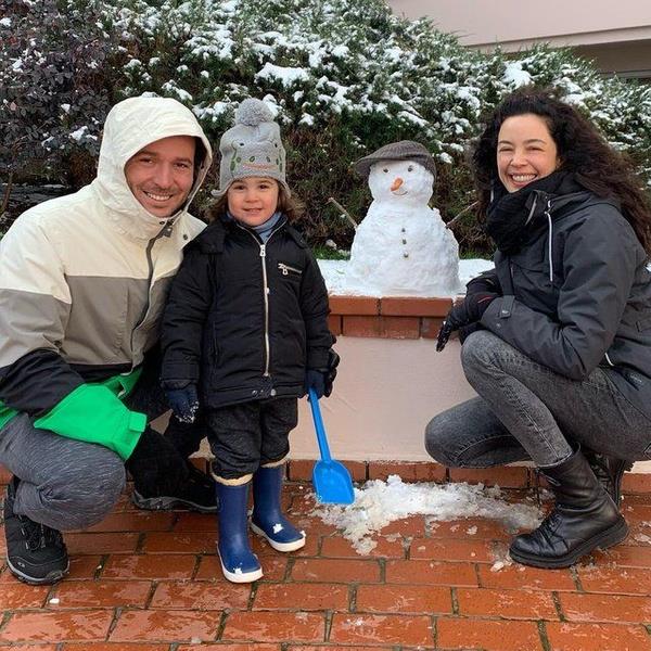 Azra Akn, ei Atakan Koru ve olu Demir ile birlikte kardan adam yapt. Akn, o anlar, "Kardan adamn doum gn..." notuyla sosyal medyadan yaynlad.