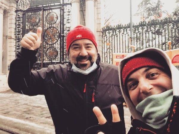 Ata Demirer, ynetmen Murat Uan ile birlikte yrye kt. nl komedyen, Uan ile verdikleri pozu, "Karlar der..." notuyla yaynlad.