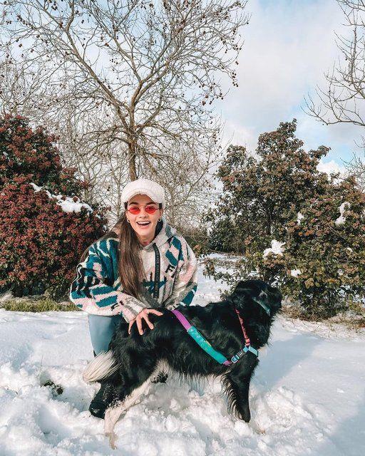 Getiimiz gnlerde hamile olduunu aklayan Hande Soral, kpeiyle birlikte objektif karsna geti.