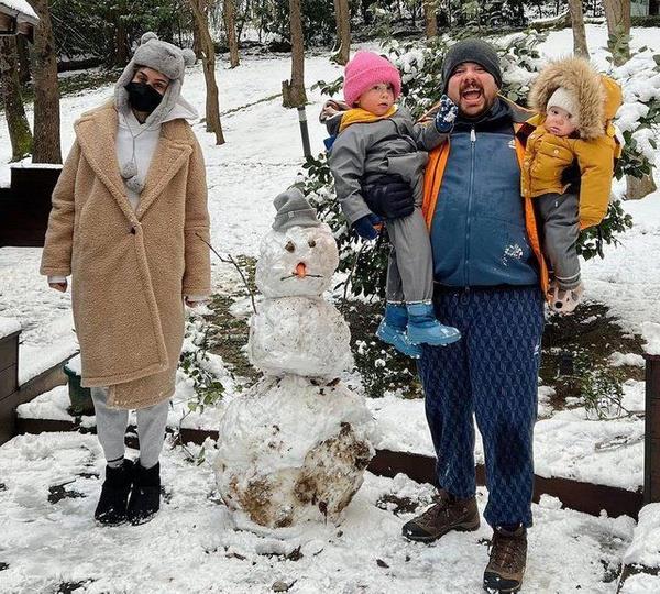 nl komedyen ve oyuncu Eser Yenenler, ei Berfu Yenenler ocuklar Kuzey ve Mete ile birlikte evlerinin nnde kardan adam yapt. nl isim, ei ve ocuklaryla birlikte verdii bu pozu da nazar boncuu emojisiyle paylat.
