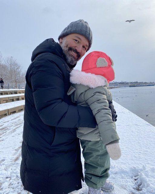 Show TV'nin sevilen program 'Gldr Gldr Show'un 'Aziz Bey'i Ali Sunal da karlar arasnda kz Narin ile birlikte verdii pozunu yaynlad.