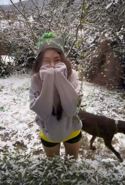 Neslihan Atagl mini ortuyla soua aldr etmedi  <br>  Kadir Doulu'nun oyuncu ei Neslihan Atagl de karlar arasnda elendii anlar yaynlad. Atagl'n souk havaya aldr etmeden ort ile baheye kmas dikkat ekti.