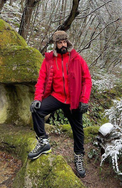 Krmz montu ve apkas ile objektif karsna geen Burak zivit de verdii pozu Instagram hesabndan yaynlad.