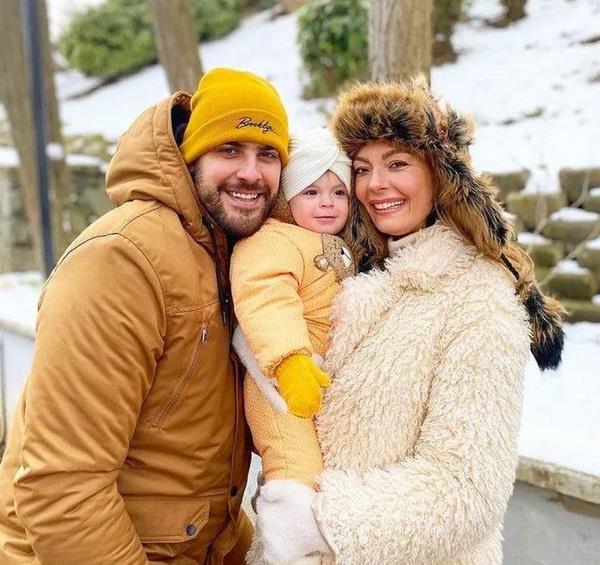 Sinan Gleryz, oyuncu ei zge zder ve getiimiz yl ubat aynda dnyaya gelen kz Luna ile kamera karsna geti. Gleryz, o anlar, "Naslz sizce?" notuyla paylat.