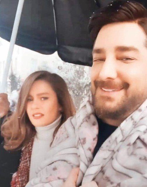 "Kepaze olduk!"<br>    Enis Arkan da rol arkada Burcu Biricik ile birlikte ekilen anlarn lmszletirdi. Set arasnda karl yolda yrmeye alan ikili, o anlar, "Kepaze olduk!" diyerek, anlatt.