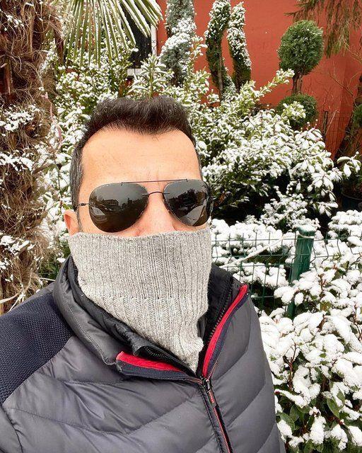 "Azck kar gren Adanal"  <br>  Emre Karayel de kar yanca kendini dar atan nl isimler arasnda yer alyor. Karayel, ektii bu selfie'yi, "Azck kar gren Adanal." notuyla yaynlad.