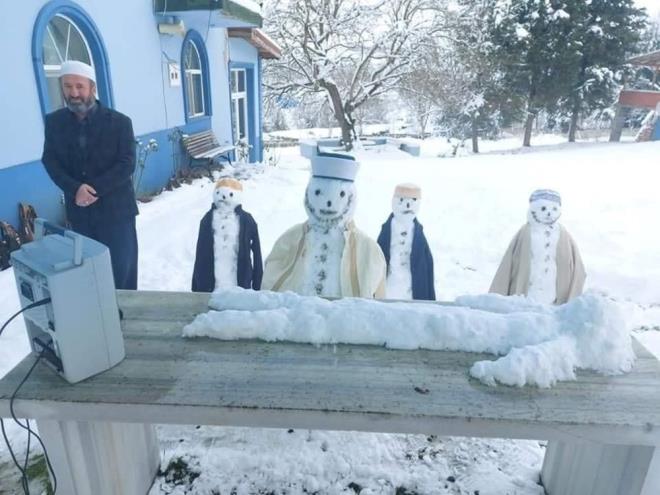 Musalla tana da kardan bir cenaze koyan vatanda, fotoraflad o anlar sosyal medya hesabndan paylat.mamn kar yana ynelik bu esprili yaklam sosyal medyada ilgi ekti.    Emekli imamn kendisi de kardan cemaatle saf tuttu.