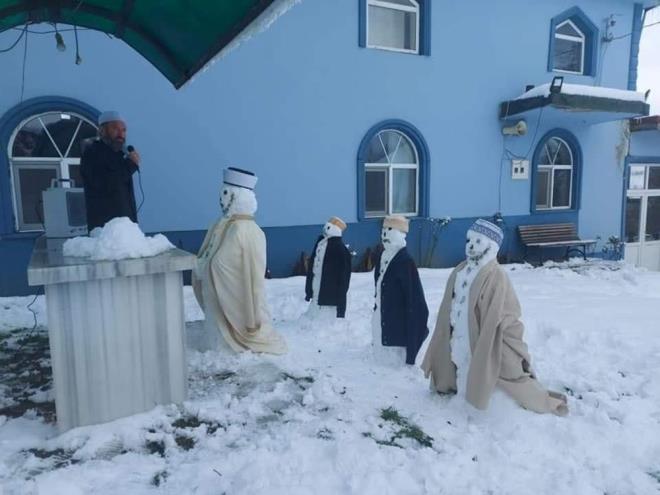 Yerel basnda yer alan haberlere gre; eski bir imam olan vatanda, kardan yapt cemaati fotoraflayarak sosyal medyaya ykledi.