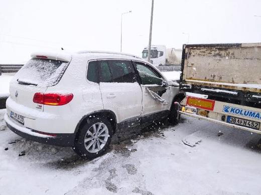 * Karda kalrsam sigortadan nasl yararlanabilirim?  <br>  Eer kasko sigortanz varsa, kasko sigortas ile birlikte verilen asistans hizmetinden yararlanabilir. Ancak sadece trafik sigortanz varsa, trafik sigortas ile birlikte asistans verilmediinden, byle bir hizmeti alamazsnz.