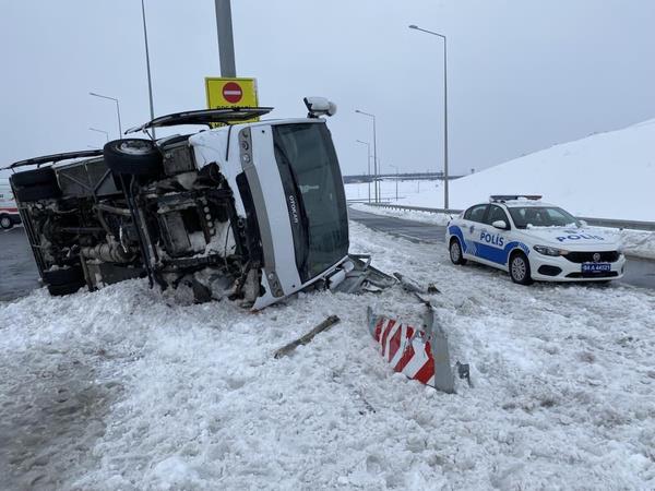 * Src karl yolda kayp, elektrik dierine ya da duvara arparsa arata oluan zarar trafik sigortas karlar m?  <br>  Hayr, karlamaz. Trafik sigortas trafikte bir bakasna vereceiniz zararlar karlar, kendi aracnzdaki zararlar karlamaz. Bu durumda kasko sigortanz varsa aracnzdaki zarar kaskodan alrsnz.