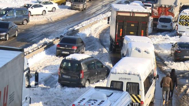 Ancak Hadmky'de tkal yola giren srcler nedeniyle trafik younluu olutu.