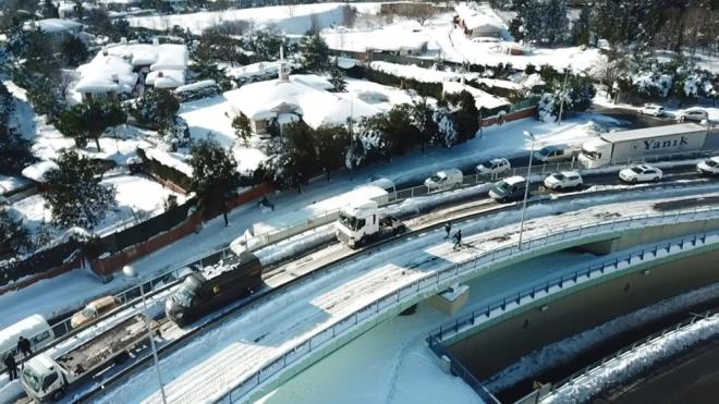 Yerlikaya'nn aklamasnn ardndan saat 14.00 sralarnda trafie engel olan aralar ekiciyle gtrlmeye baland.