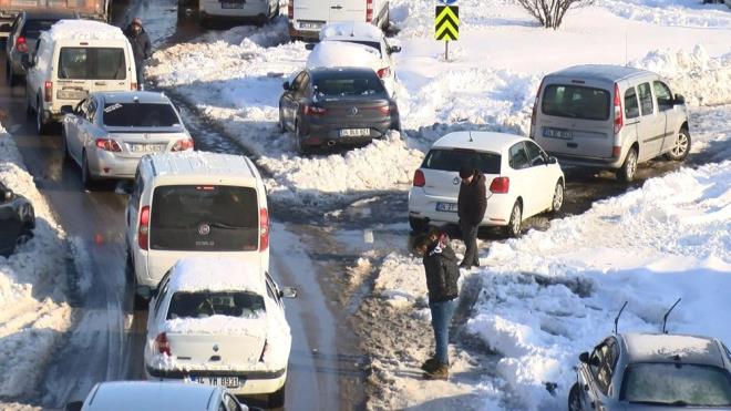 Vinler ve i makineleri devreye girerek, alt geitte kalan aralar kurtard. Fakat Hadmky merkeze giden istikamette TIR'lar blgeden ekilemedi.
