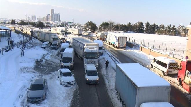 Dn akam kar yann etkisini kaybetmesiyle yollar normale dnd. Trafik younluu haritasnda younluk yzde 25'e kadar dt.