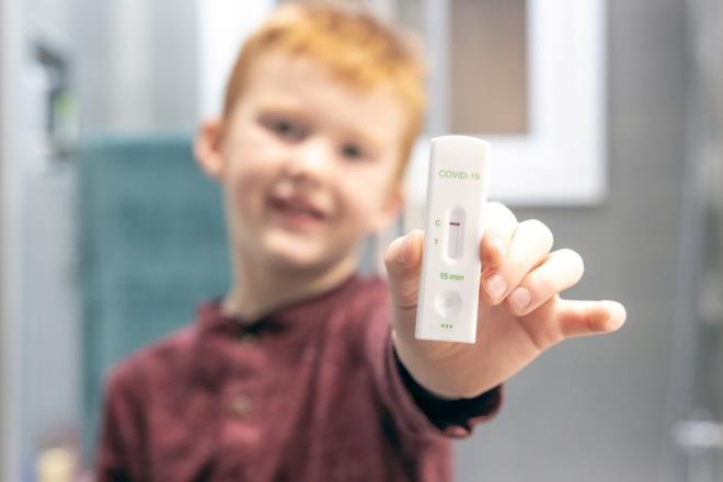 Corona virsn Omicron varyant, dnya genelinde yaylmaya devam ediyor. Varyant, hem ocuklar hem de yetikinleri enfekte ediyor.    ngiltere?de King's College London'da tp profesr olan Emma Duncan, insanlarn Covid-19 semptomlarn bildirmelerini salayan ZOE COVID-19 almasndan elde edilen verilere dayanarak, ocuklar iin en yaygn Omicron semptomlarn aklad.